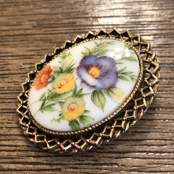 Vintage Floral Cameo Pin / Pendant Milk Glass - Picture 4 of 11
